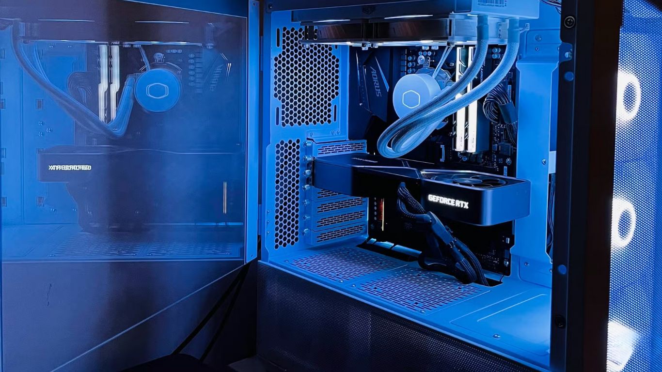 Moderno PC kućište sa RGB osvetljenjem