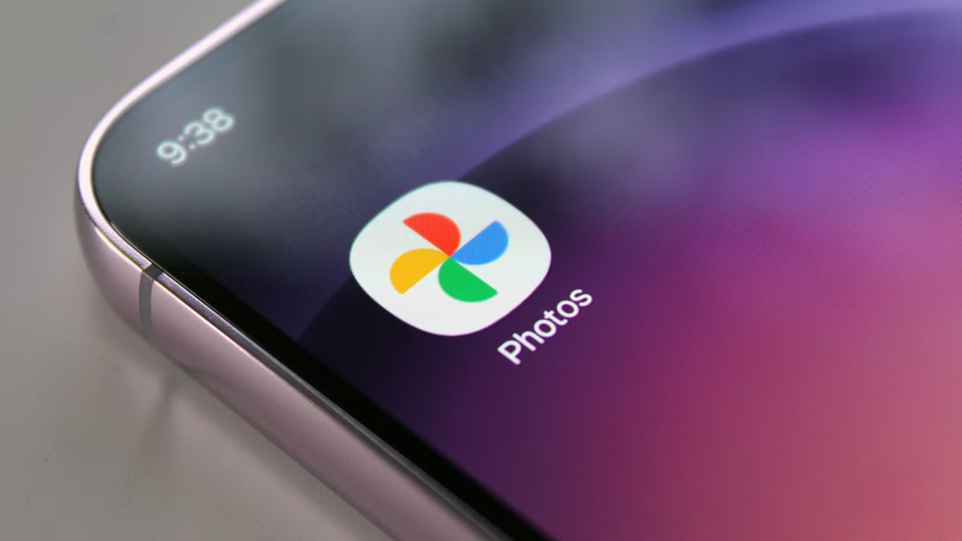 Ikonica Google Photos aplikacije prikazana na ekranu telefona