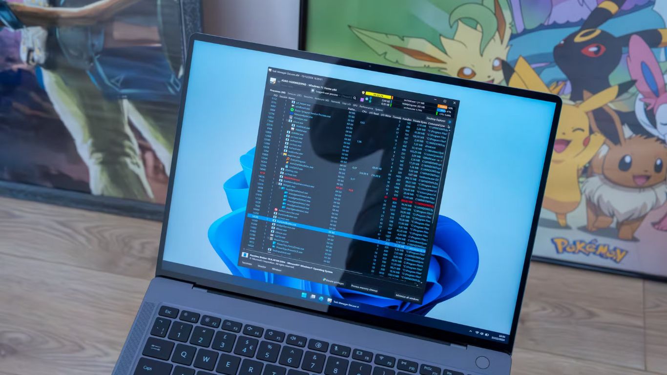 Laptop sa Windows 11 operativnim sistemom i otvorenim Task Managerom