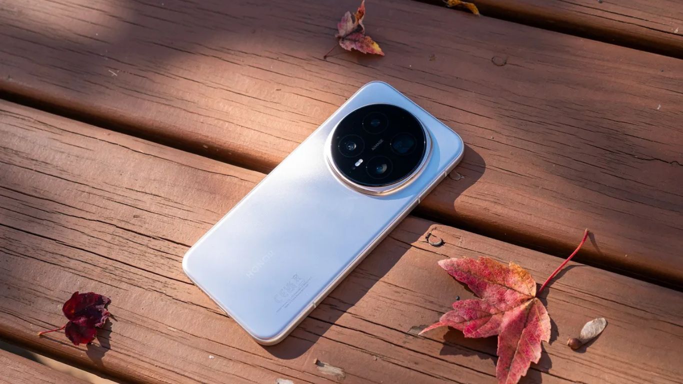 Honor Magic 8 Pro u Sunrise Gold boji prikazan sa zadnje strane