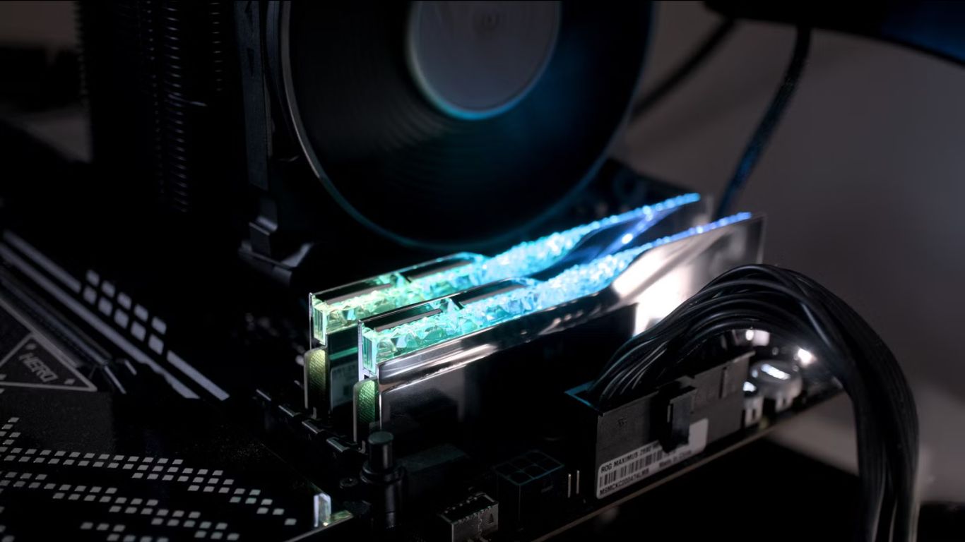 RGB RAM memorija u slotu matične ploče sa fokusom na oznaku frekvencije