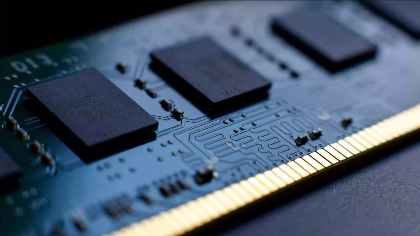 Serverska DDR5 RAM memorija u slotovima na matičnoj ploči
