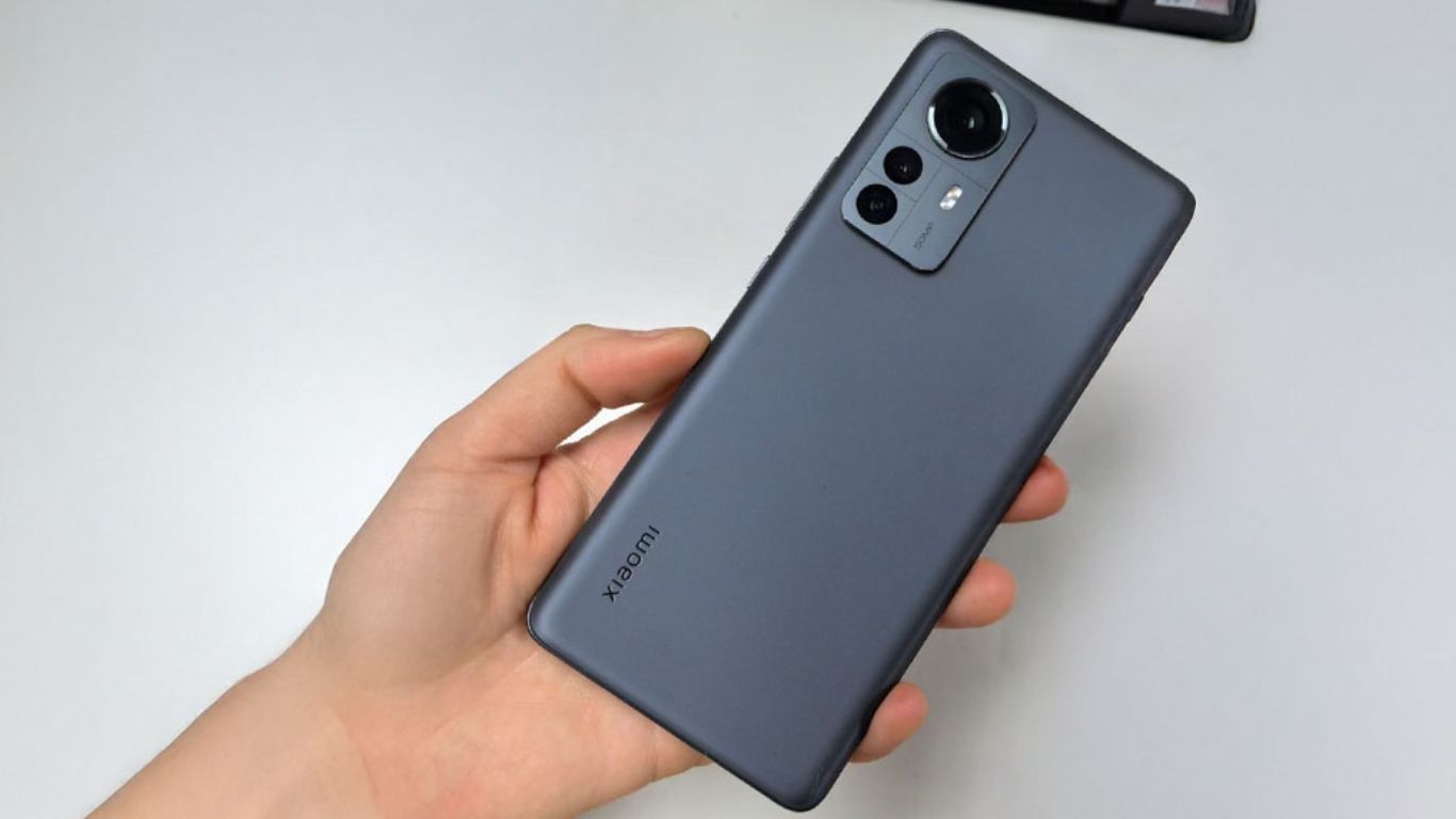 Prikaz Xiaomi HyperOS interfejsa na telefonu