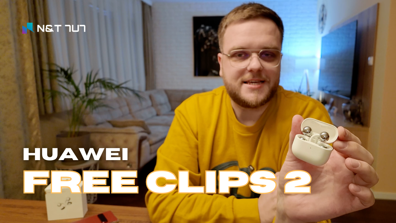 Recezent drži otvorenu kutiju Huawei FreeClip 2