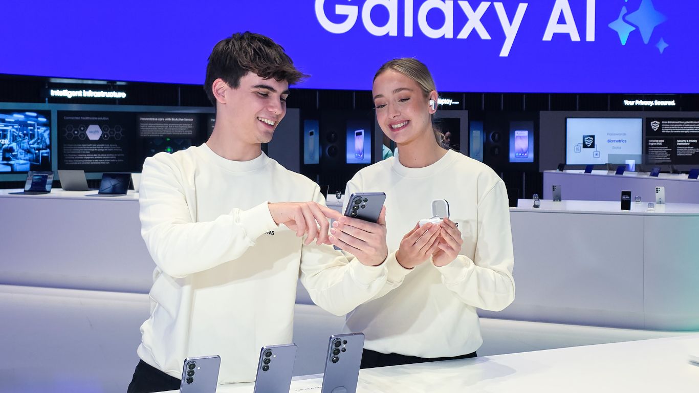 Novi Samsung Galaxy S26 Ultra prikazan sa interfejsom veštačke inteligencije i novim opcijama privatnosti ekrana na sajmu u Barseloni.