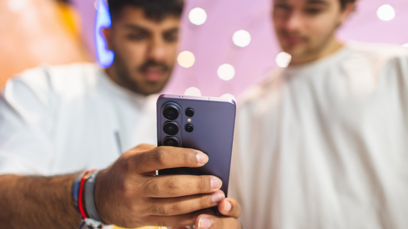 Novi Samsung Galaxy S26 Ultra u Cobalt Violet boji pored Galaxy Buds4 Pro slušalica na stolu.