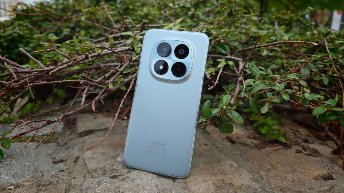 Redmi Note 15 Pro+ 5G u prirodnom okruženju