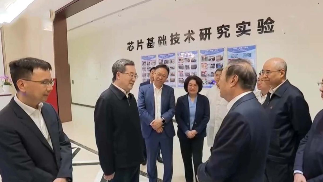 Snimak iz unutrašnjosti Huaweijeve laboratorije za čipove u Šangaju tokom posete državnih zvaničnika.