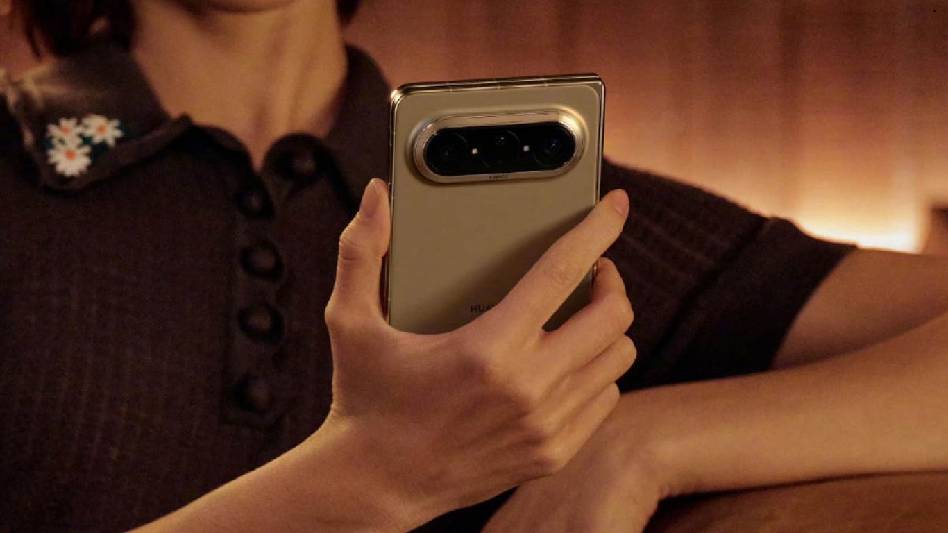 Huawei Pura X Max u rukama korisnika