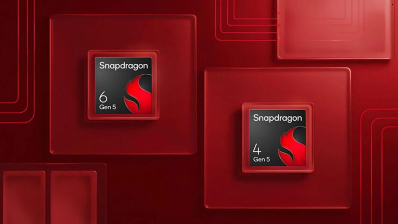 Prikaz logotipa Snapdragon 4 Gen 5 i 6 Gen 5 procesora na silicijumskoj podlozi.