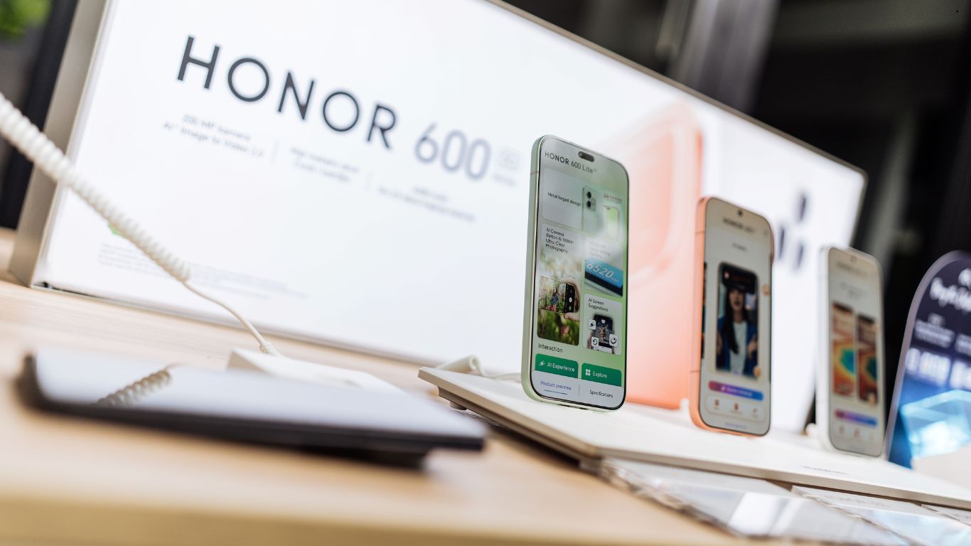 Prikaz HONOR 600 Pro pametnog telefona sa unibody dizajnom i specifikacijama sistema kamera.