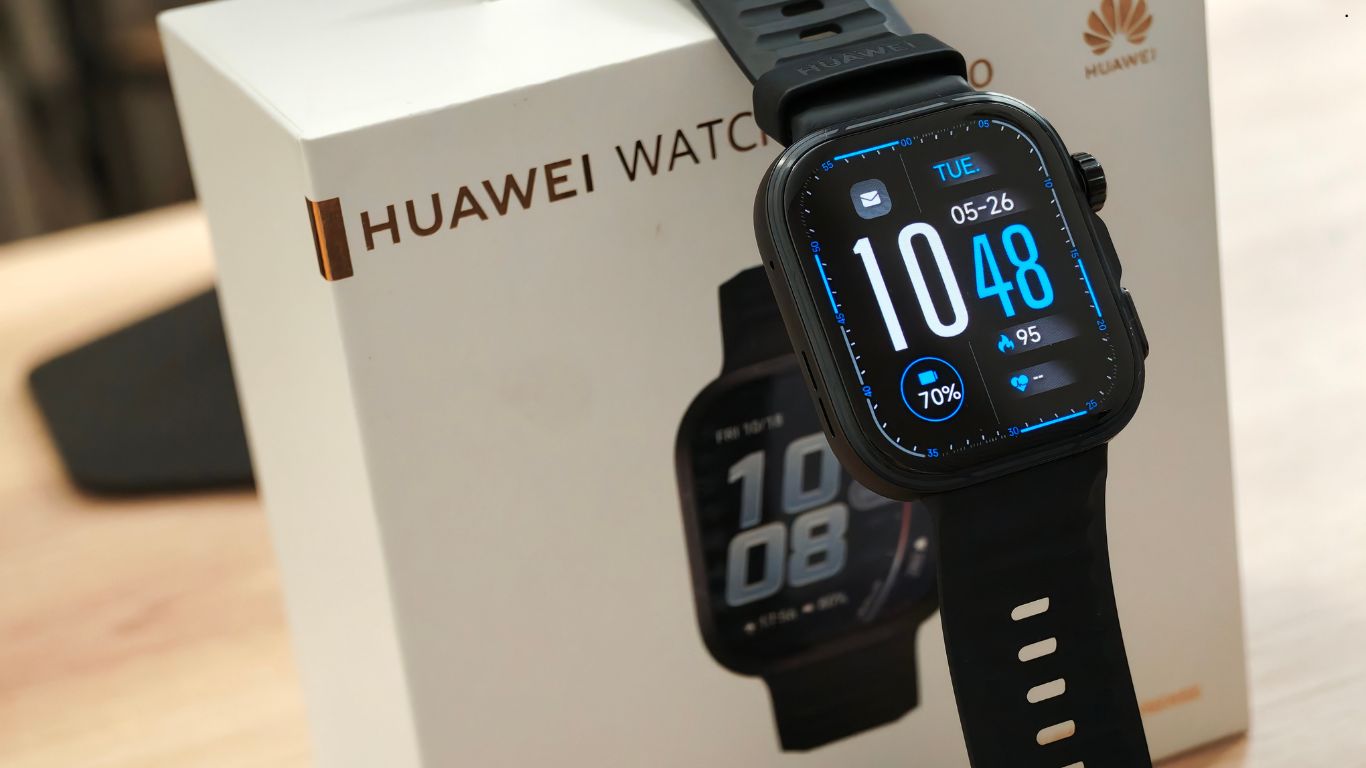 „Huawei Watch Fit 5 Pro pametni sat od titanijuma i safirnog stakla na stolu u kancelariji
