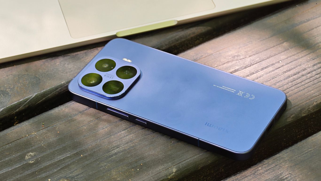 Xiaomi 17T Pro u plavoj boji sa vidljivim Leica Summilux objektivima na poleđini