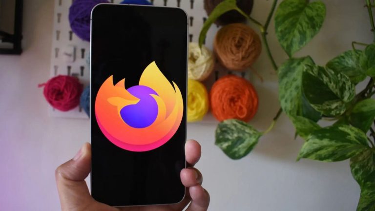 Ilustracija Firefox pretraživača na ekranu telefona