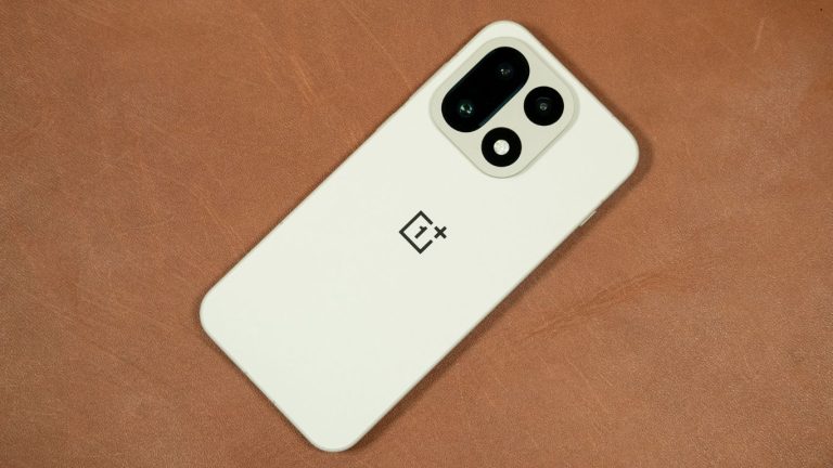 Pametni telefon OnePlus 15 5G prikazan sa ekranom na kojem je aktivna Quick Share opcija za prenos podataka.