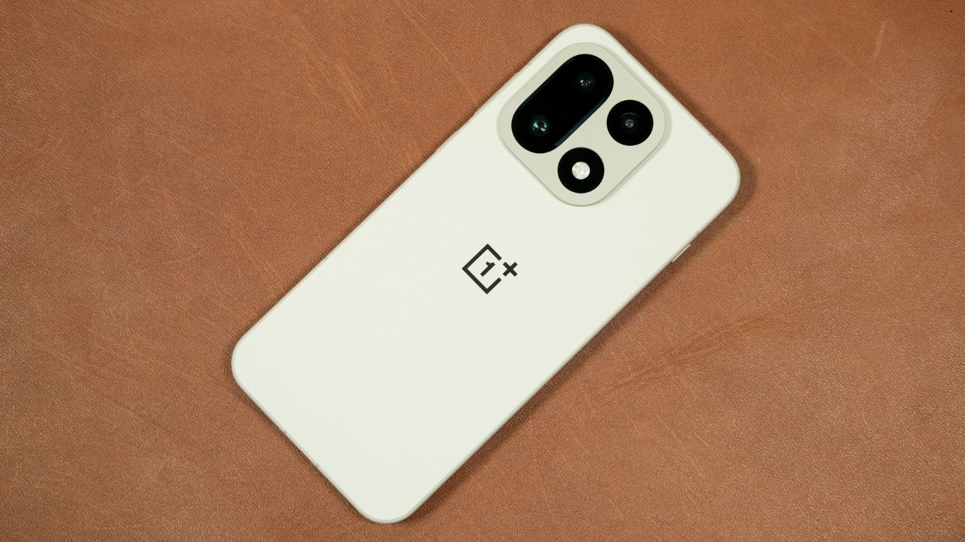 Pametni telefon OnePlus 15 5G prikazan sa ekranom na kojem je aktivna Quick Share opcija za prenos podataka.