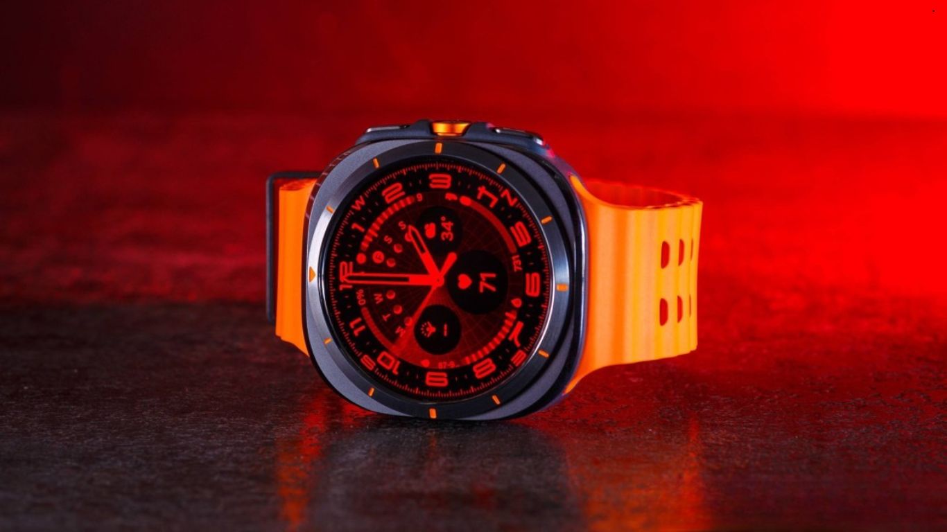 Pametni sat Samsung Galaxy Watch Ultra prikazan na ruci tokom sportskih aktivnosti na otvorenom.