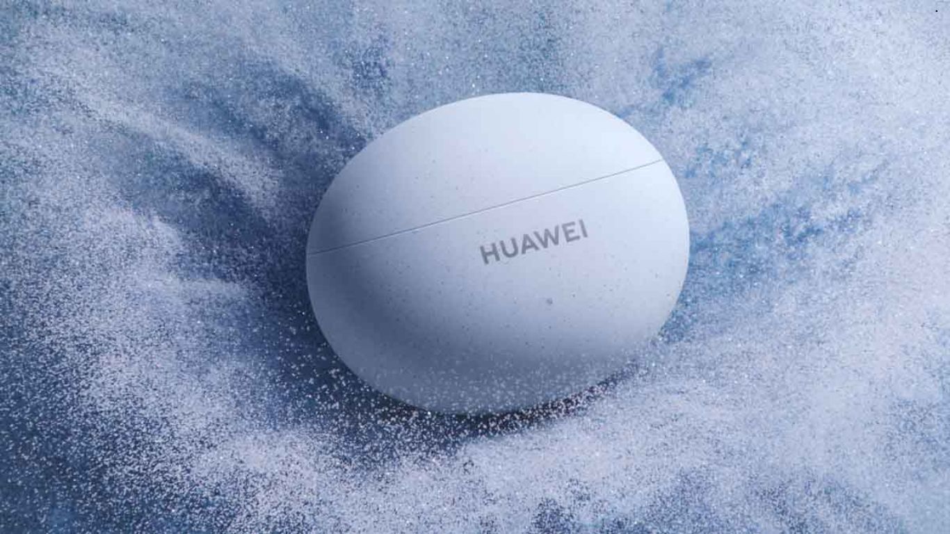 Novi modeli Huawei bežičnih slušalica iz FreeBuds i FreeClip serije prikazani pored modernog pametnog telefona i MatePad tableta.