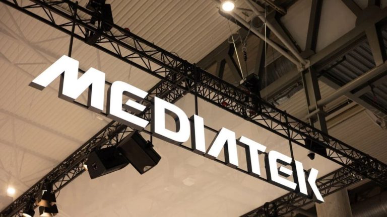 Ilustracija novog MediaTek Dimensity 9600 Pro 2nm procesora postavljenog na matičnu ploču pametnog telefona.