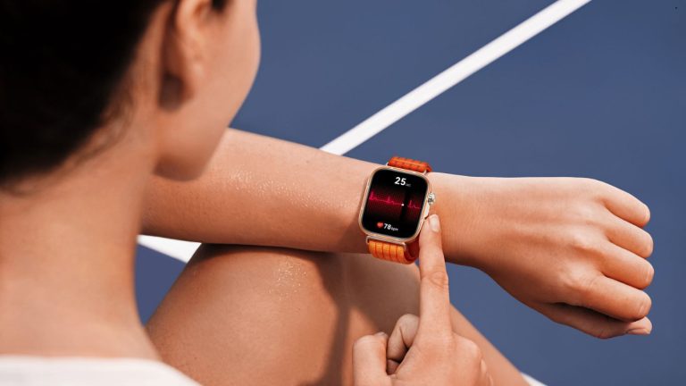Prikaz pametnog sata Huawei Watch Fit 5 na ruci korisnika dok aktivno vrši EKG merenje srčanog ritma uz grafikon na ekranu.