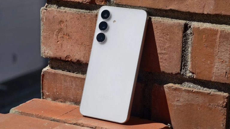 Prikaz pametnog telefona Samsung Galaxy S26 FE priključenog na brzi punjač od 45 W sa grafičkim prikazom baterije.