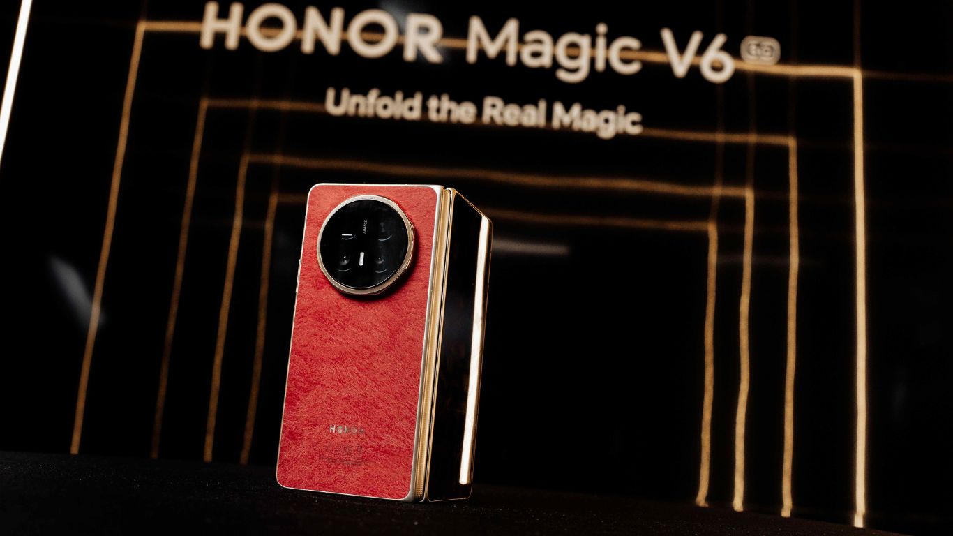 Novi pametni telefon HONOR Magic V6 u rasklopljenom stanju koji prikazuje tanak profil kućišta i napredni sistem trostruke AI Falcon kamere.