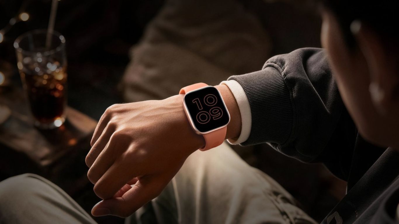 Redmi Watch 6 Active pametni sat u tri boje: Gunmetal, Pink Orange i Silver, prikazan na beloj podlozi