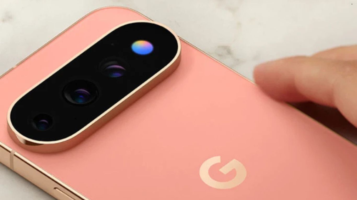 Google Pixel 11 Pro sa aktiviranim HiLight RGB svetlom na zadnjoj strani telefona koje menja boje