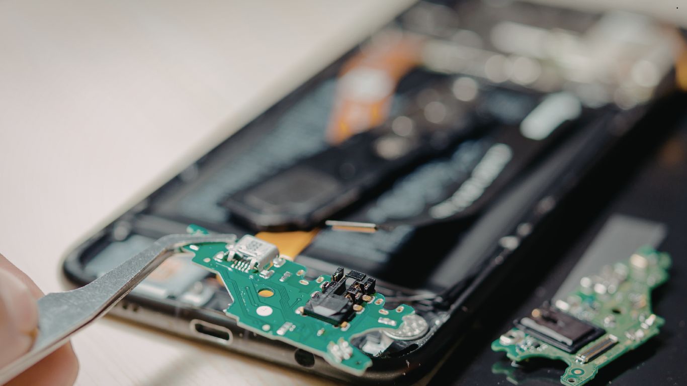 Rastavljen Samsung Galaxy Z Fold8 sa vidljivim šarkom i unutrašnjim komponentama tokom iFixit teardown analize.