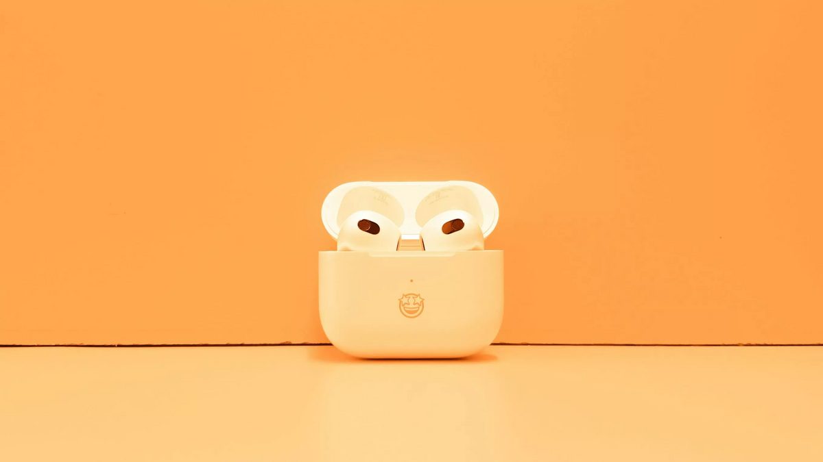Konceptualni prikaz Apple AirPods slušalica sa ugradenom kamerom i Visual Intelligence funkcijom koja prepoznaje tekst sa korica knjige.