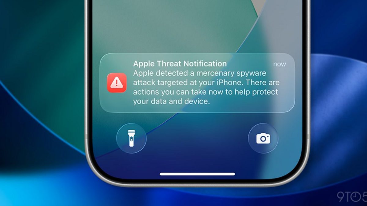 Ekran iPhone uređaja prikazuje obaveštenje o bezbednosnoj pretnji od mercenary spajvera.