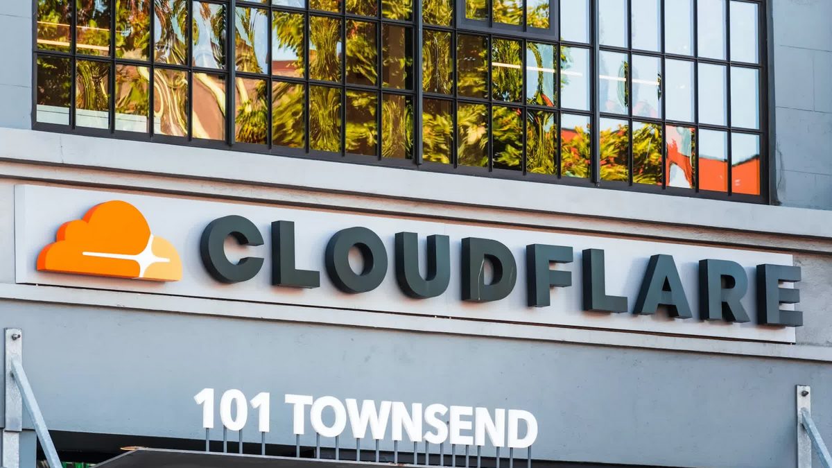 Ilustracija Cloudflare serverske infrastrukture sa vizuelnim prikazom uštede memorije u DNS keš sistemu Big Pineapple