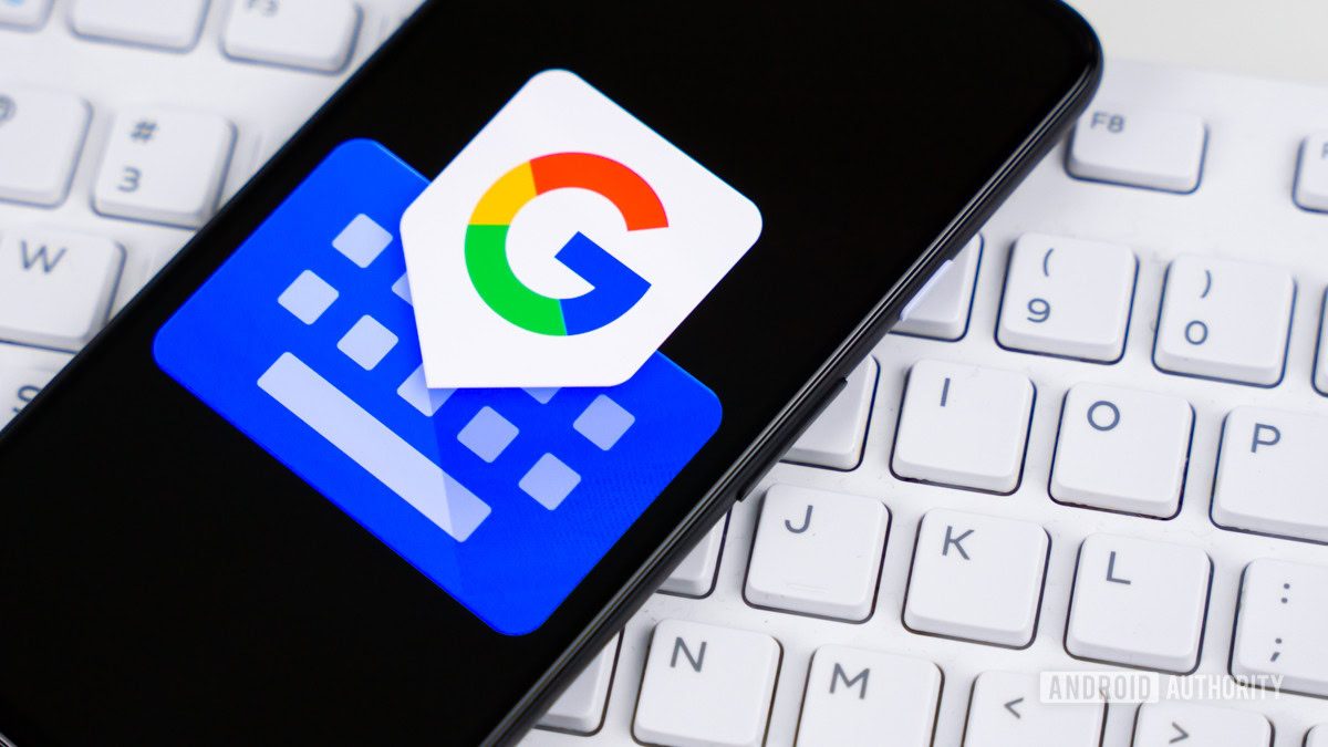 Prikaz Gboard aplikacije na Android telefonu sa aktivnom funkcijom Rambler za glasovni unos teksta