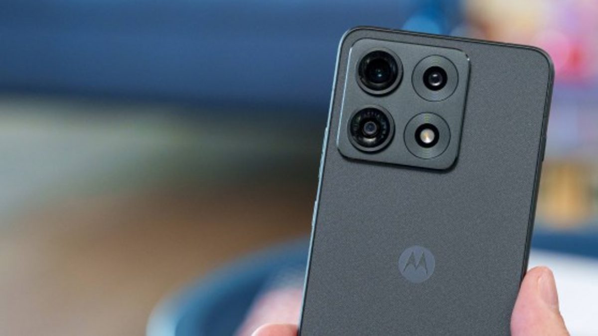Motorola Edge 70 Max u ruci prikazuje prednji LTPO OLED ekran dijagonale 6,82 inča sa tankim okvirima