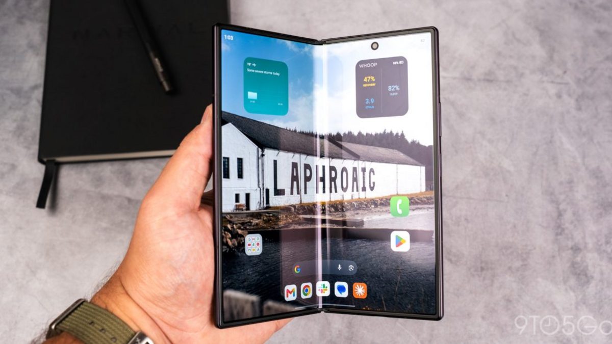 Ekran Galaxy telefona sa prikazom početnog ekrana i prilagođenim vidžetima u ranoj verziji One UI 9.5