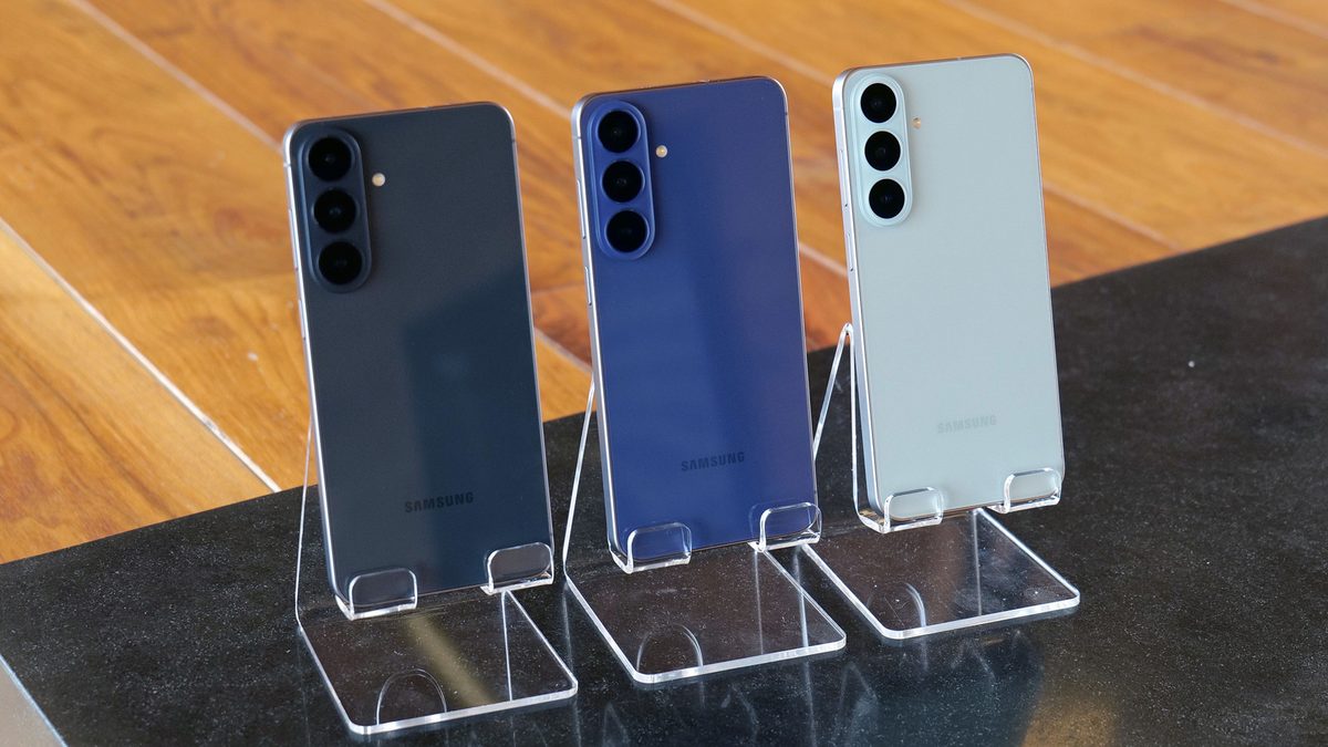 Samsung Galaxy S26 FE pametni telefon u tri boje prikazan sa prednje i zadnje strane na beloj podlozi