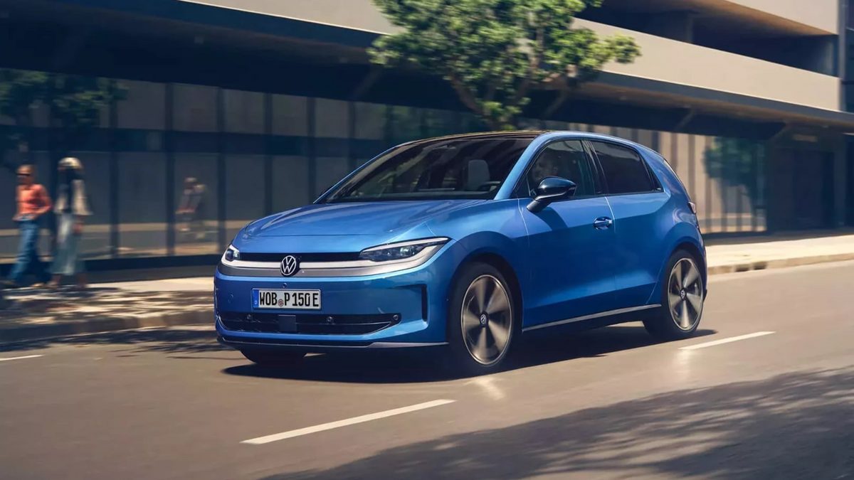 Galaxy pametni telefon sa otvorenom Samsung Wallet aplikacijom u blizini Volkswagen automobila, prikazuje digitalni ključ na ekranu.
