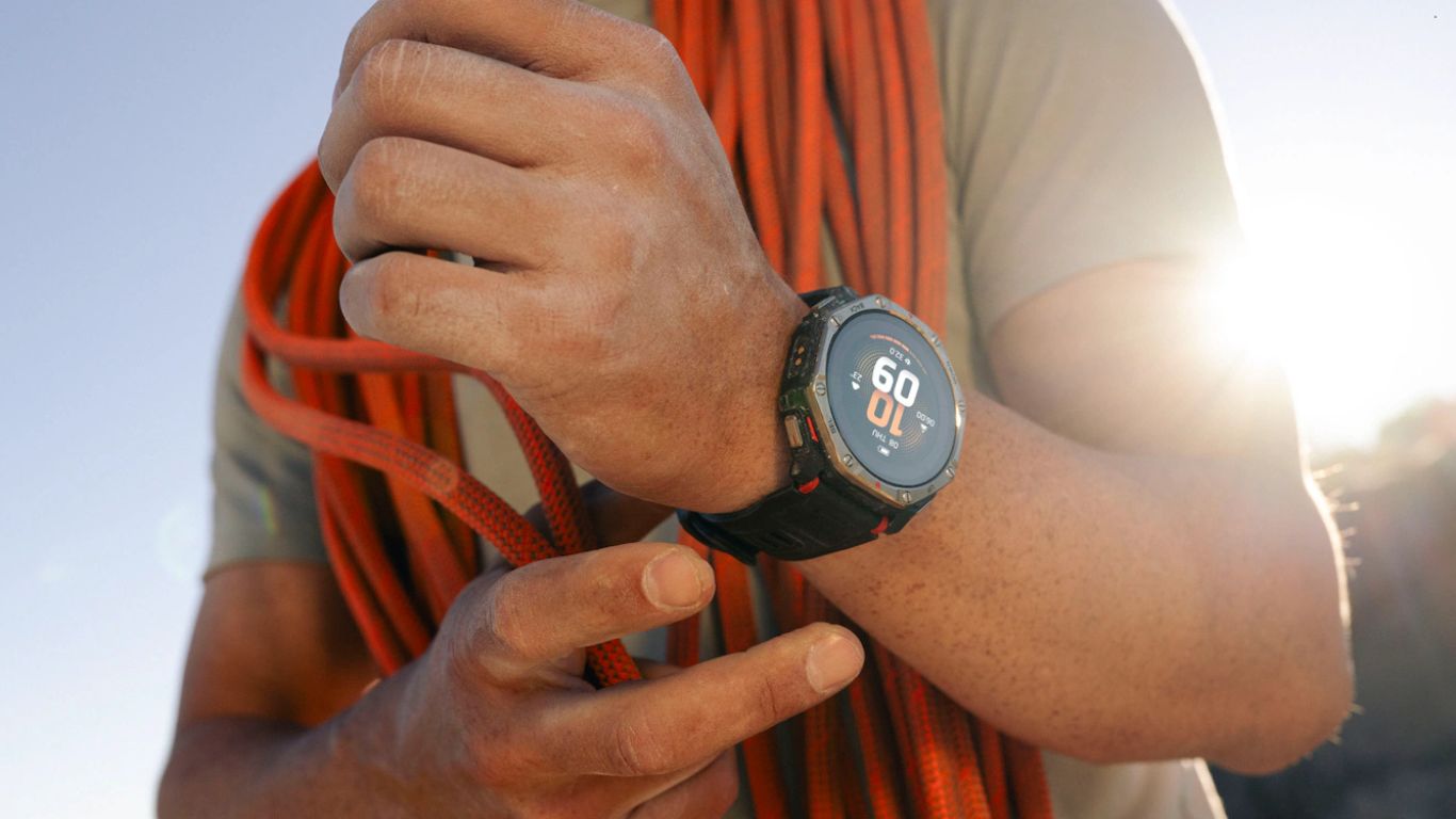 Amazfit T-Rex Dual Solar sat u crnoj boji sa solarnim panelima na prednjoj i zadnjoj strani kućišta