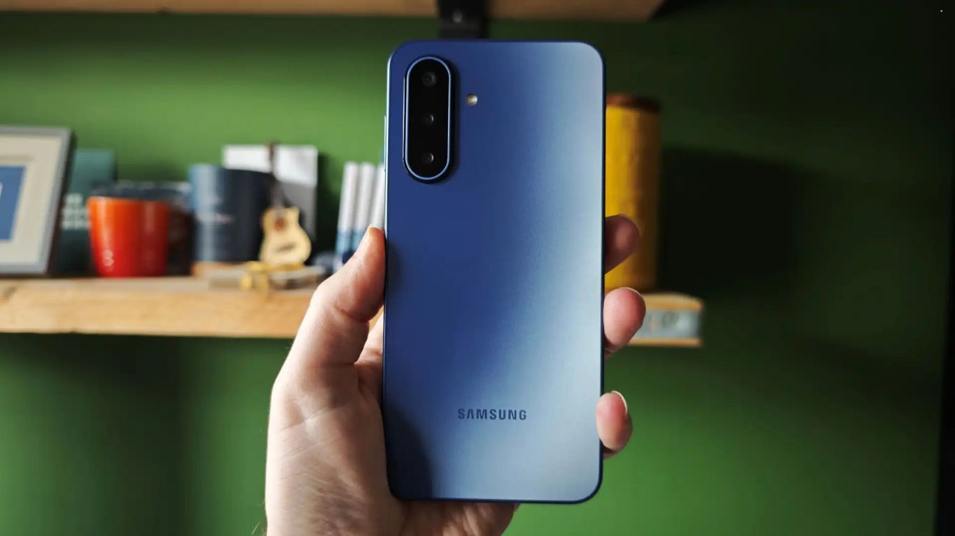 Samsung Galaxy A18 4G u crnoj boji prikazan spreda i otpozadi, sa vertikalnim sistemom od tri kamere