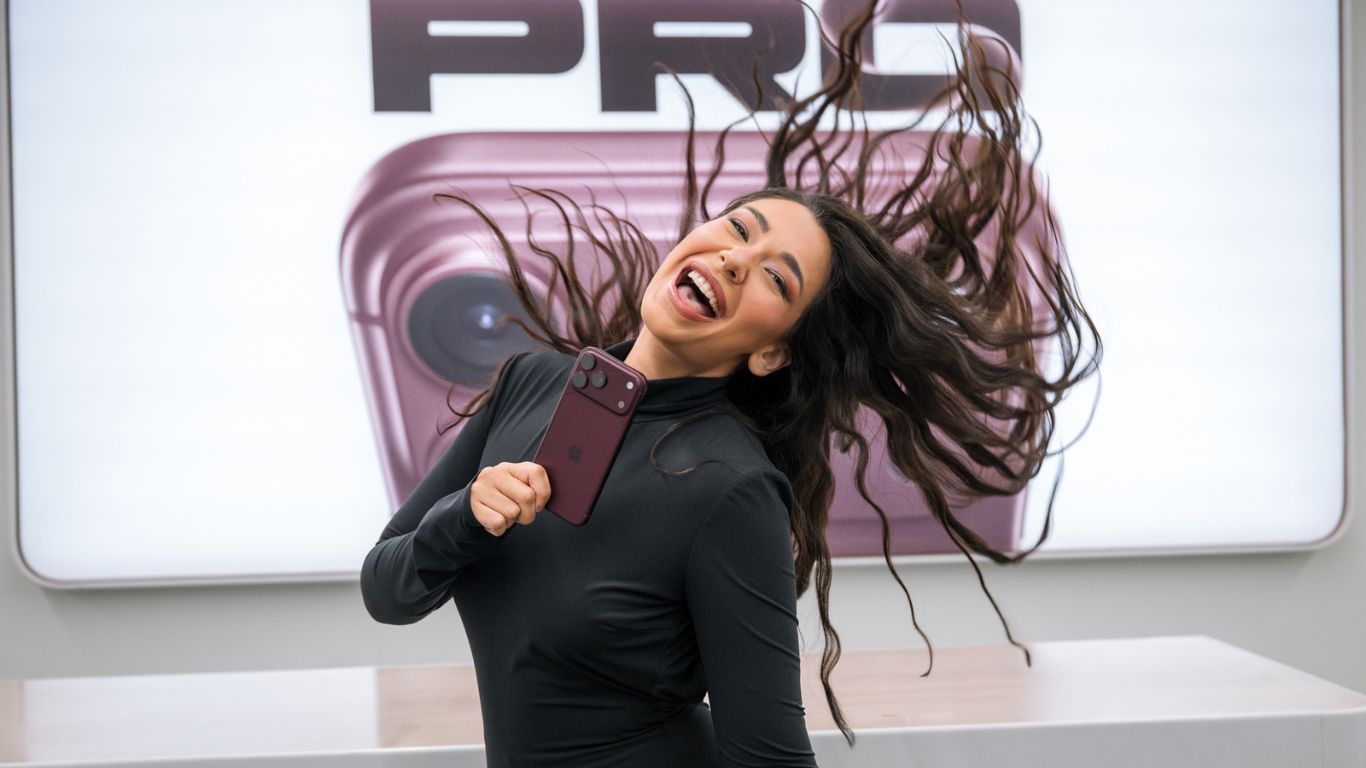Alt tag za sliku: Novi pametni telefoni iPhone 18 Pro i iPhone 18 Pro Max u Burgundy i Glacier bojama izloženi na lansiranju u iSTYLE prodavnici.