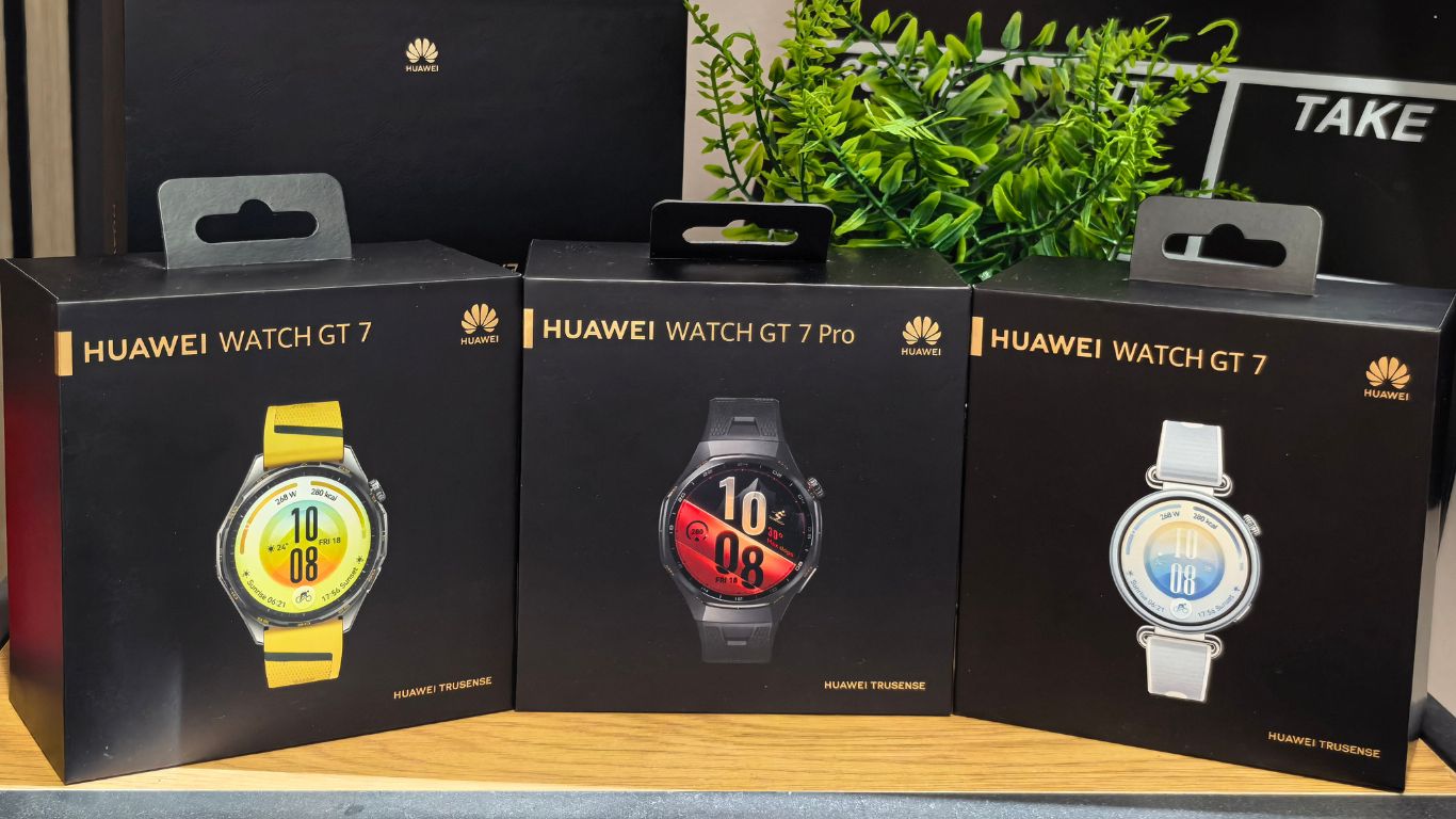Prikaz sva tri modela Huawei Watch GT 7 serije – Pro od titanijuma, 46mm i 41mm na stolu tokom testiranja