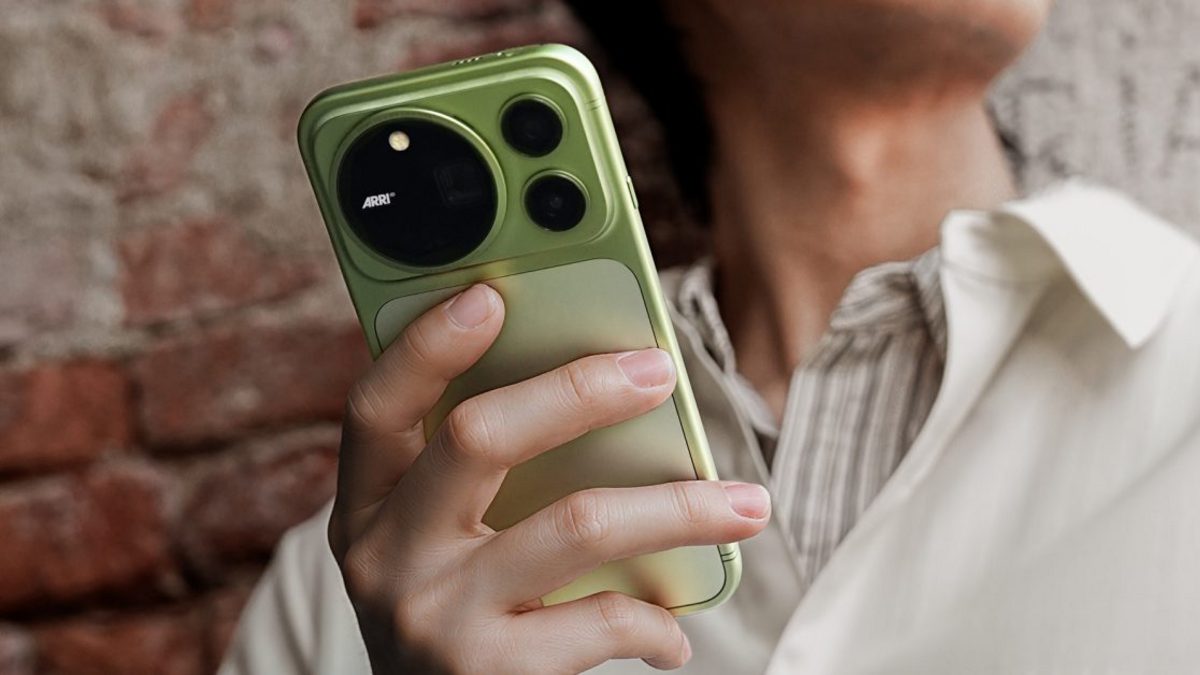 Honor Magic 9 Pro Max u ruci, sa masivnim kružnim sistemom kamera na poleđini i ravnim ivicama nalik iPhone dizajnu