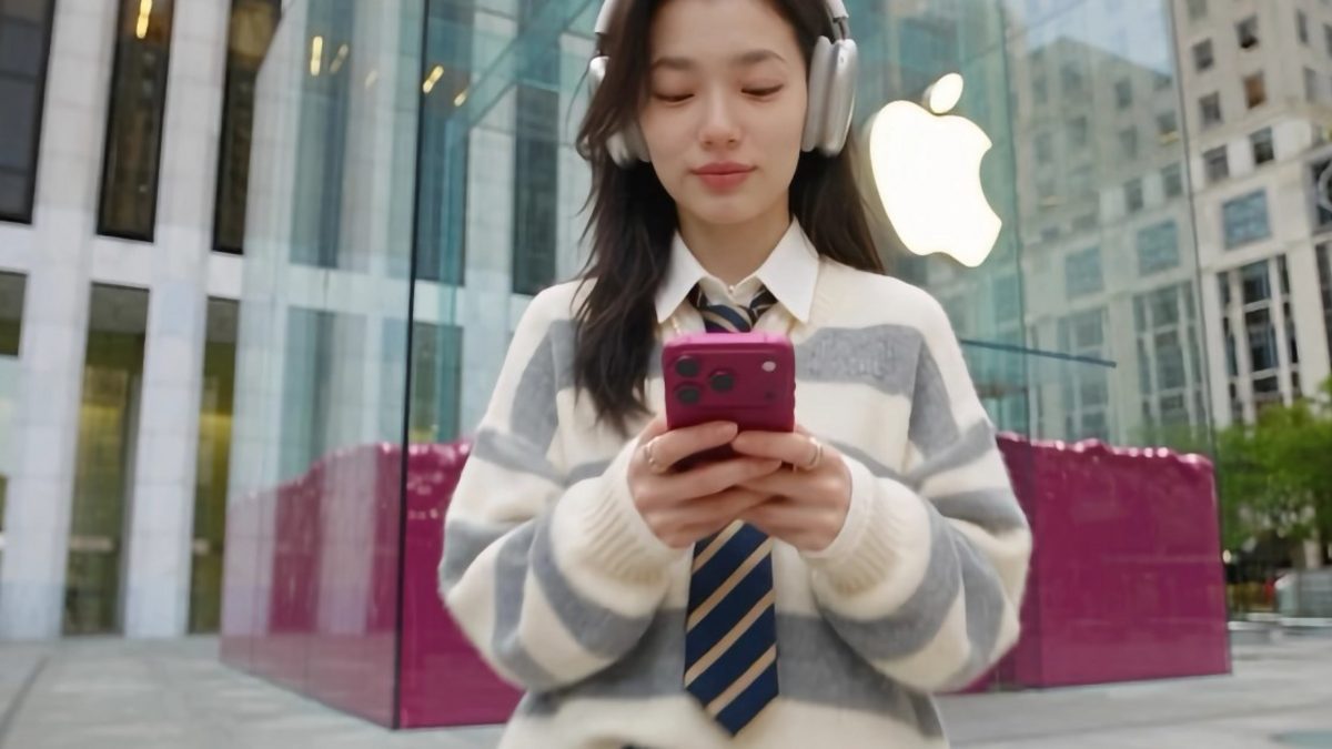 AI generisani konceptualni oglas za iPhone 18 Pro u tamno crvenoj dark cherry boji na tamnoj pozadini
