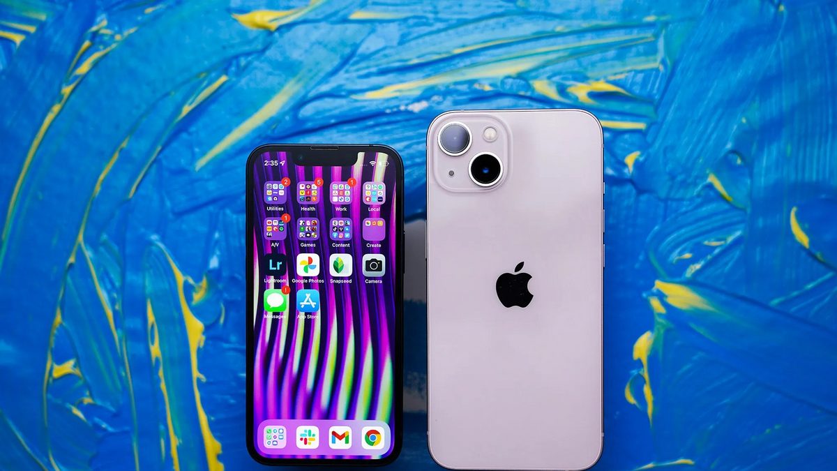 Dva iPhone uređaja postavljena jedan pored drugog, prikazuju ekran za podešavanje iPhone Handoff funkcije u iOS 27