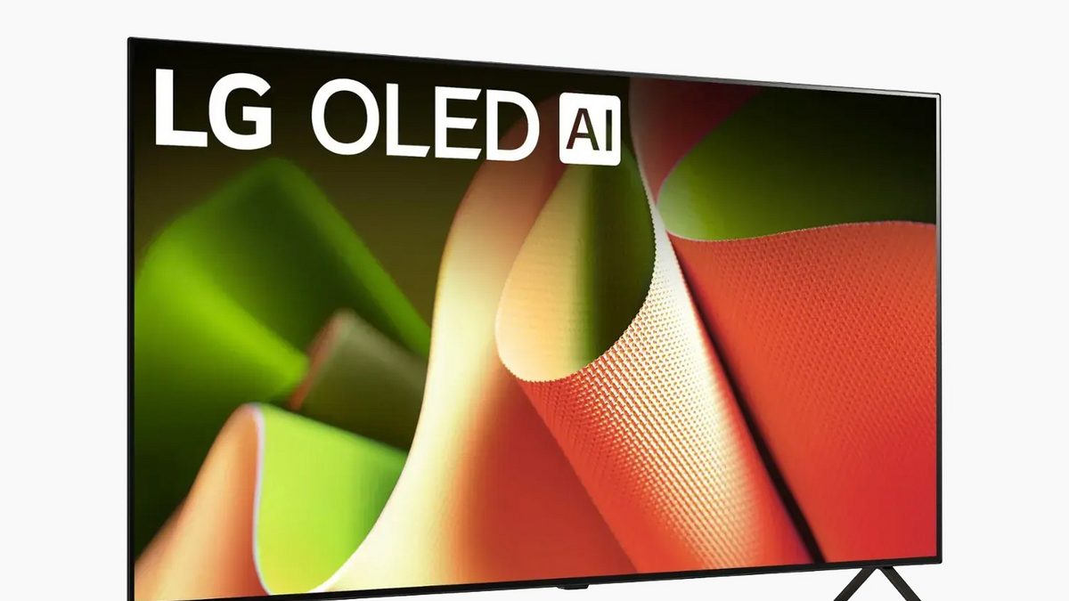 LG smart televizor u dnevnoj sobi sa prikazanim interfejsom i indikatorom mikrofona na ekranu