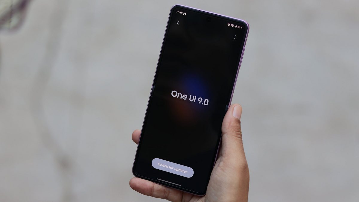 Samsung Galaxy S26 telefon na ekranu prikazuje One UI 9 interfejs sa datumom ažuriranja
