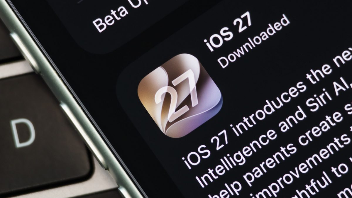 Ekran iPhone uređaja sa otvorenim podešavanjima za aktivaciju Siri AI u iOS 27