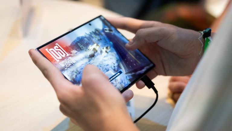 Samsung Galaxy Z Fold 8 otvoren do kraja, unutrašnji ekran prikazuje aplikaciju sa crnim prugama na stranama zbog pogrešne razmere